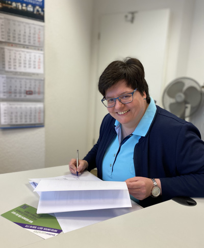  Elke Jahnz unterzeichnet Arbeitsvertrag 